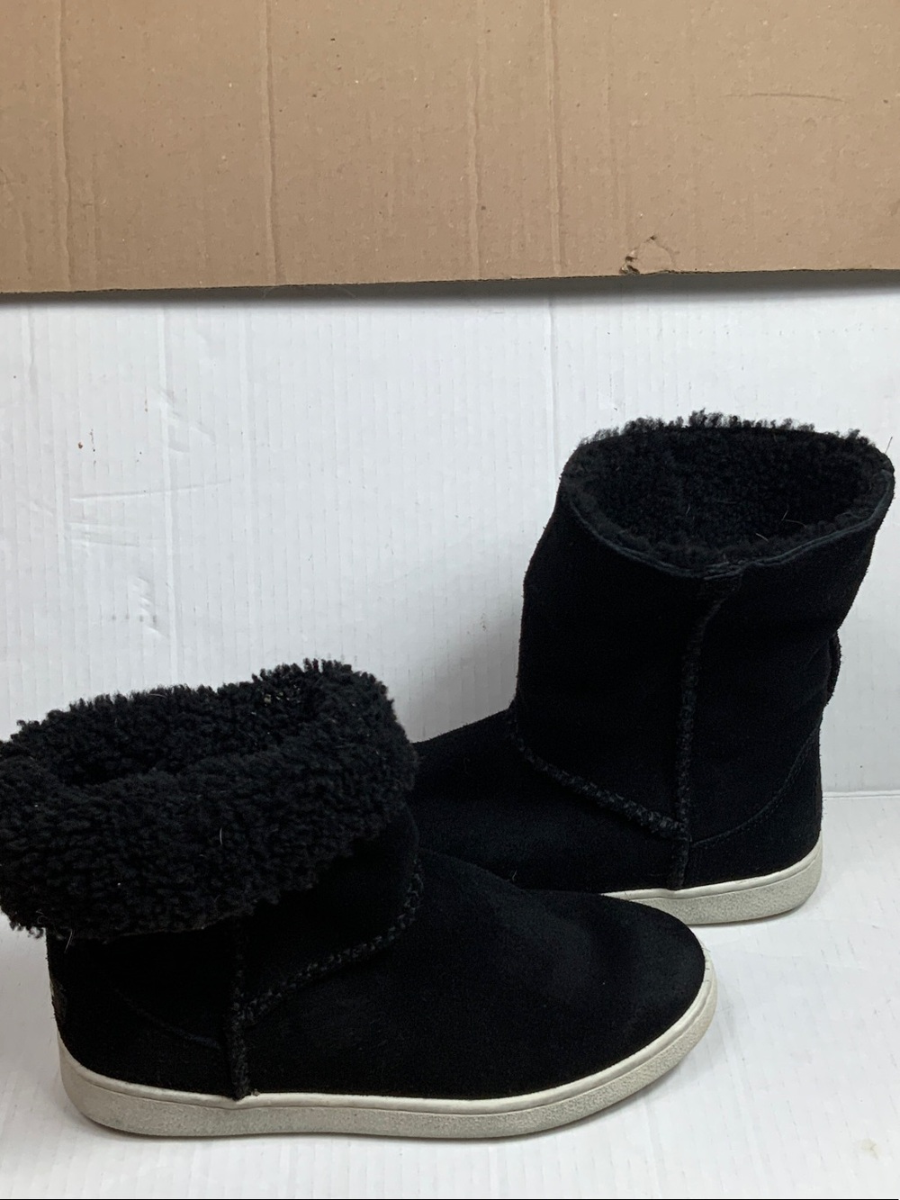 Women’s UGG Reyes Black Sneaker Boots Cozycore Athleisure Winter Shoes Size 7